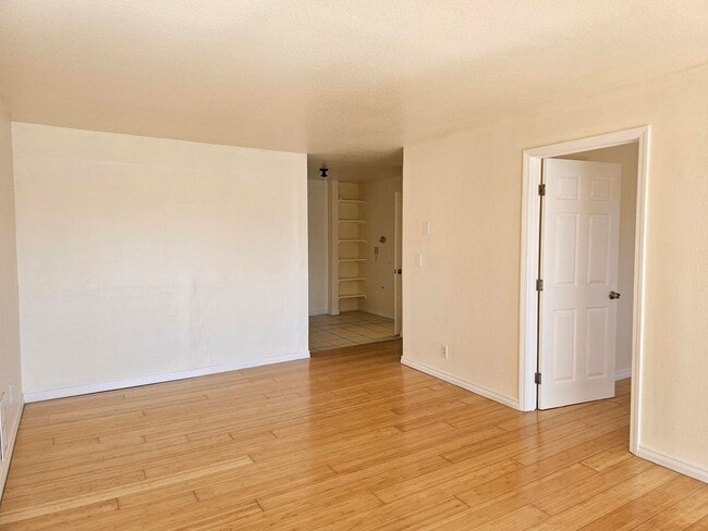 Building Photo - Sunny 2 Bed / 1 Bath Condo with Private Balcony (2nd Floor)