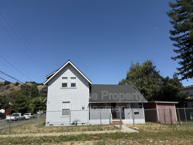 Building Photo - 748 SE Parrott St