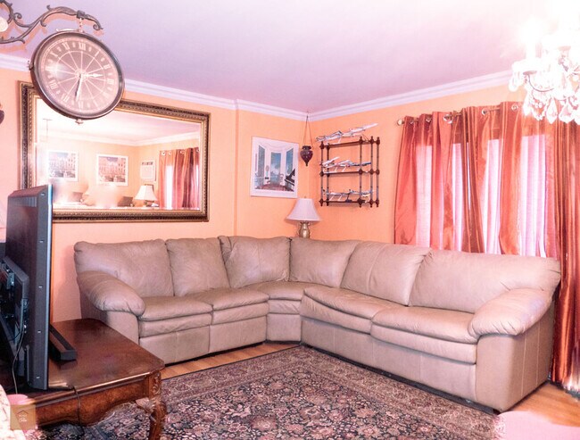 Foto del edificio - 2426 Maclay Ave