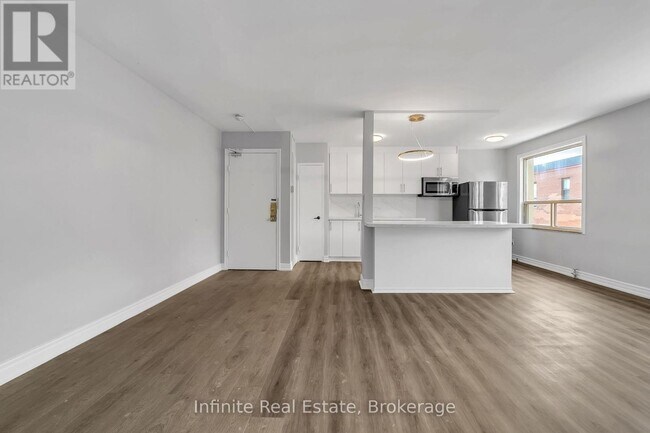Photo du bâtiment - 896 Eglinton Ave E