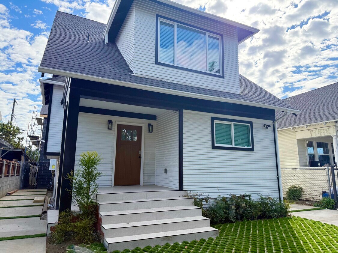 Foto principal - 678 E 45th St