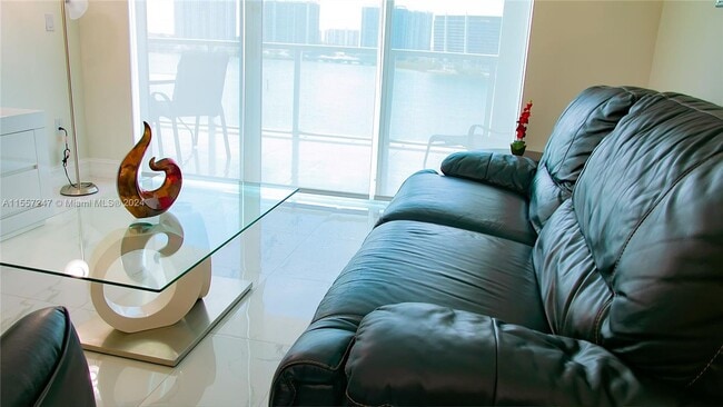 Foto del edificio - 18100 N Bay Rd