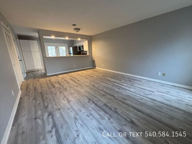 Foto del edificio - 7203 Woods Crossing Dr