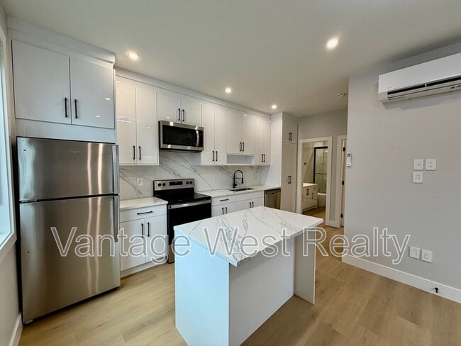 Photo du bâtiment - 1665 Highland Dr N
