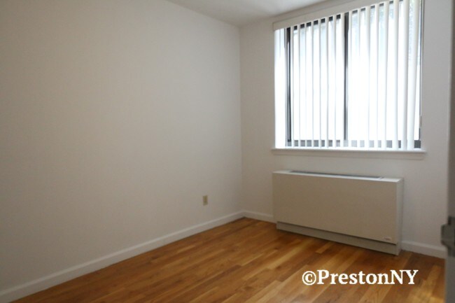Foto del edificio - 229 E 13th St