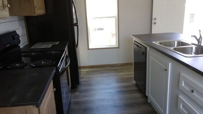 Building Photo - 261 Park Dr