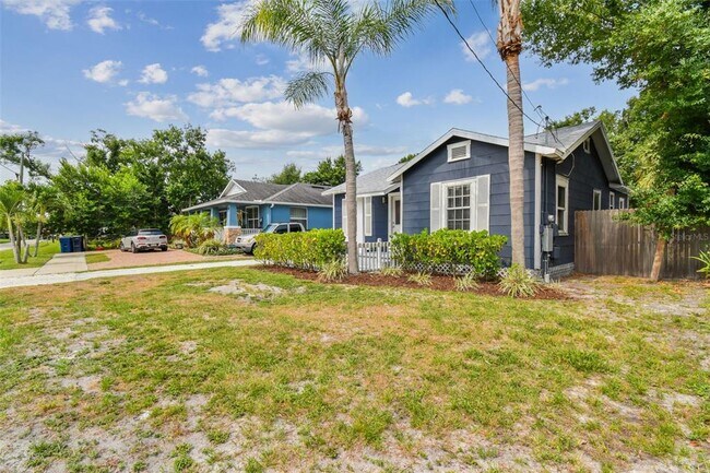Building Photo - 308 N Gomez Ave