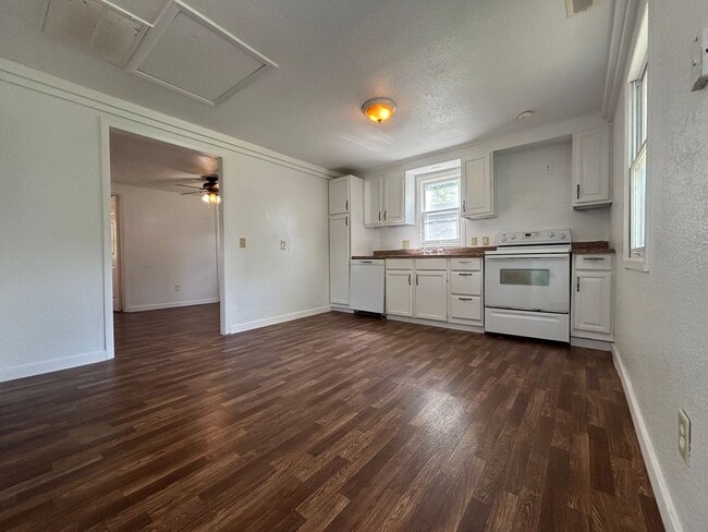 Building Photo - Cozy 2 Bedroom house for Rent Just minutes...