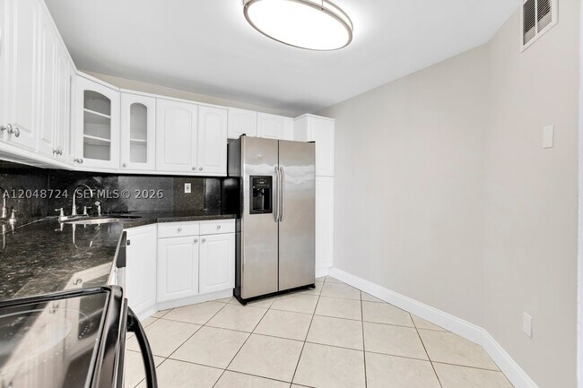 Foto del edificio - 2750 NE 183rd St