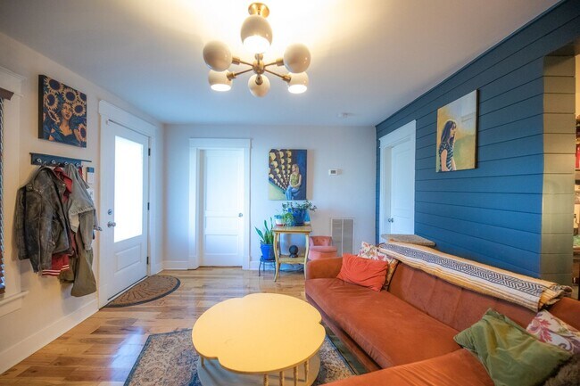 Building Photo - 2 bedroom 2 bath Madison cottage