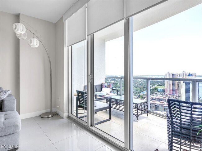Foto del edificio - 3000 Oasis Grand Blvd