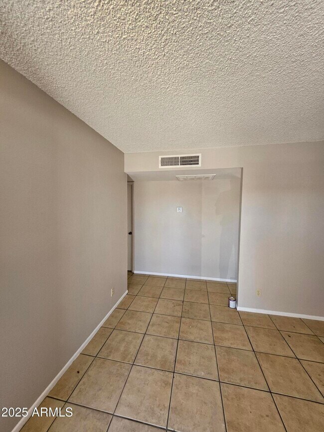 Foto del edificio - 4747 E St Anne Ave