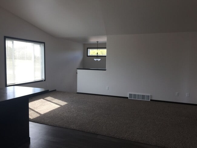 Building Photo - 4 Bed 3 Bath Single Family Home