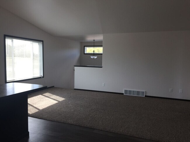 Foto del edificio - 4 Bed 3 Bath Single Family Home
