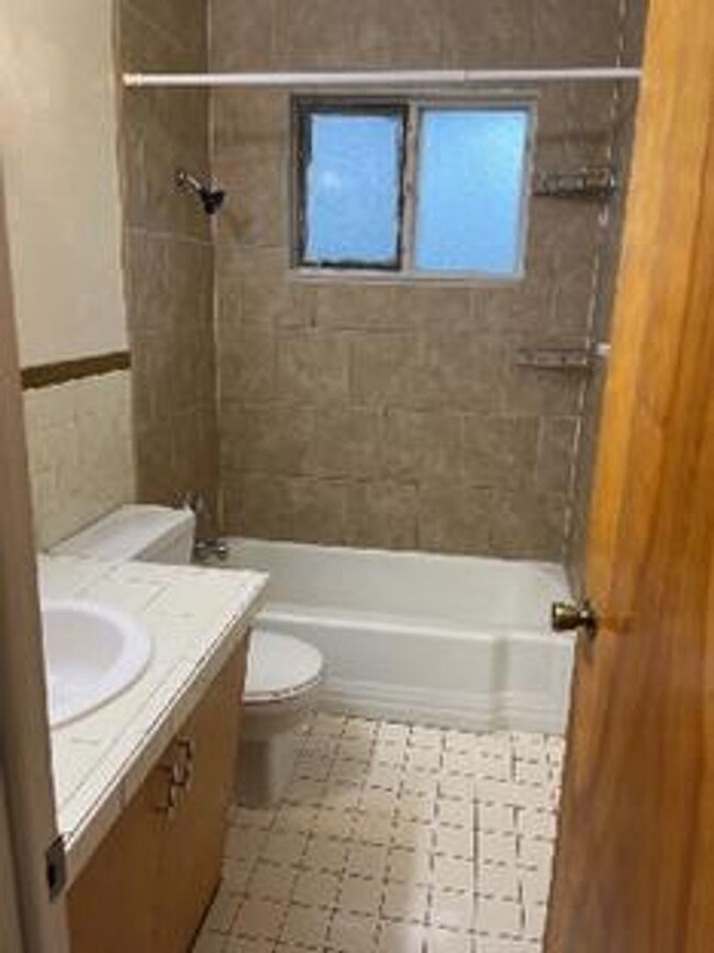 Building Photo - STUDENTS WELCOME! Large 5-Bed / 2-Bath Ran...