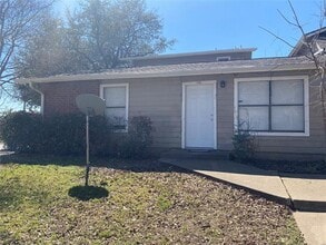 Building Photo - 2166 Knoll Crest Dr