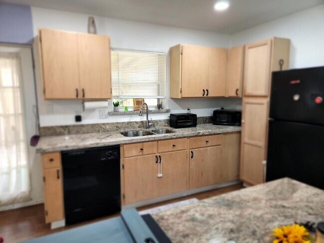 Foto del edificio - 2206 Treasure Hills Blvd