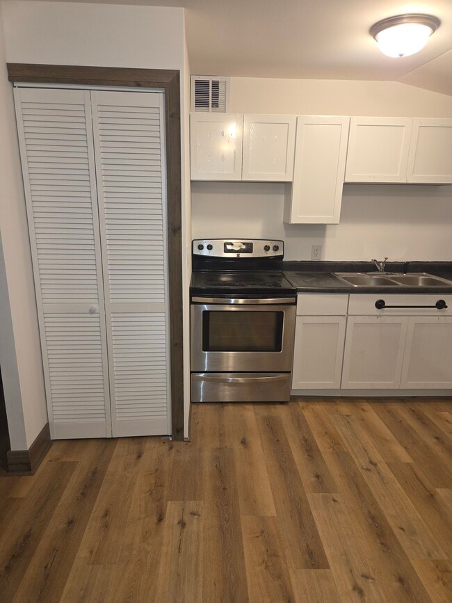 Kitchen - 9605 Riverview Ln