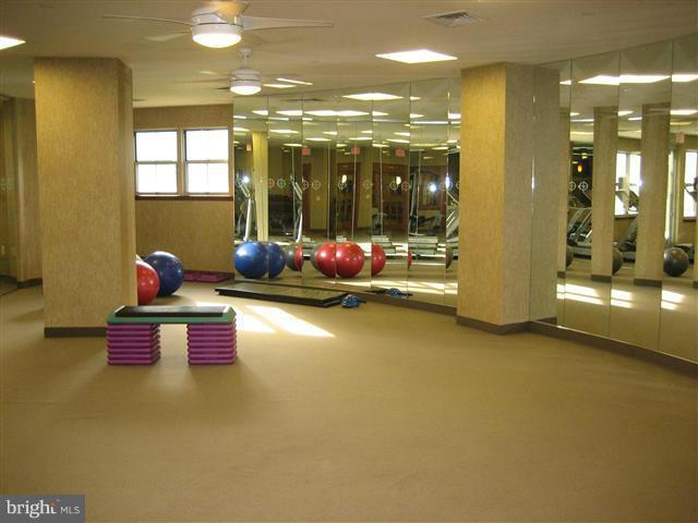 Building Photo - 11800 Sunset Hills Rd