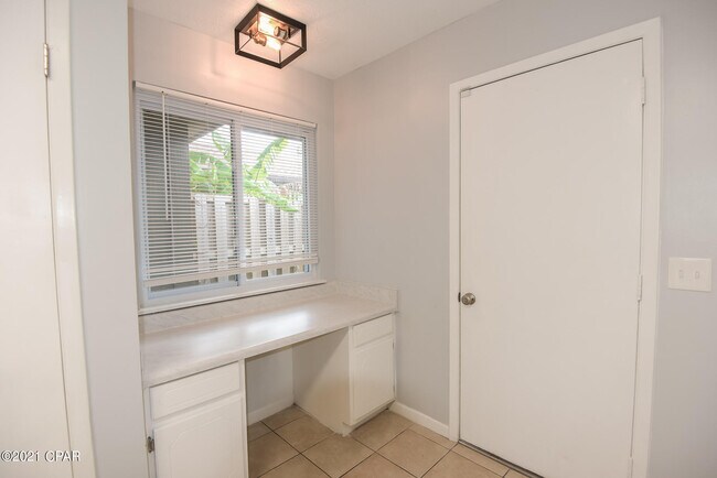 Building Photo - 1034 11th Ct