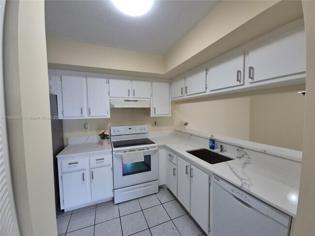 Foto del edificio - 18350 Mediterranean Blvd