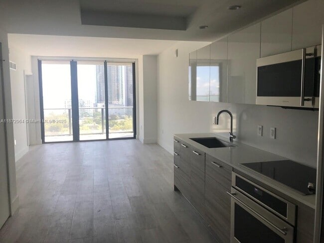 Foto del edificio - 121 NE 34th St