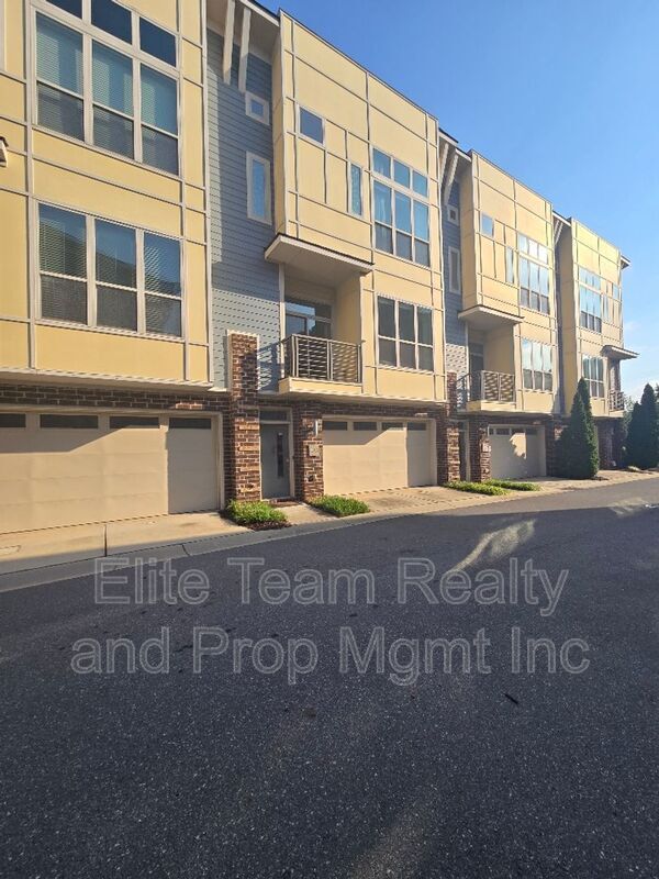 Building Photo - 3343 Bessemer St