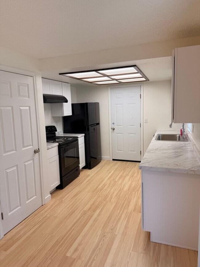 Foto del edificio - 3 bedroom 2 Bath All New and Upgraded Easy Access to Shops & Frwy $2900 a Month.