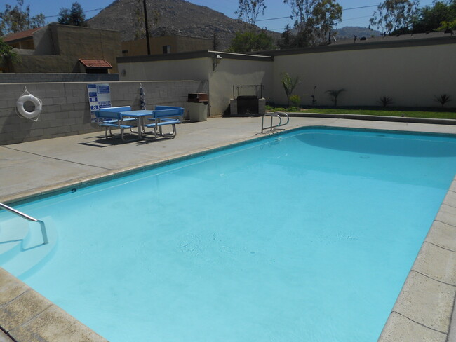 Building Photo - 3000 Canyon Crest Dr