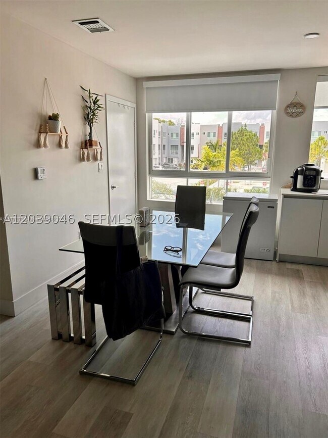 Foto del edificio - 2561 NE 193rd St