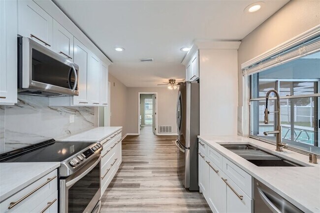 Building Photo - 6101 27th St S, St. Petersburg, FL, 33712