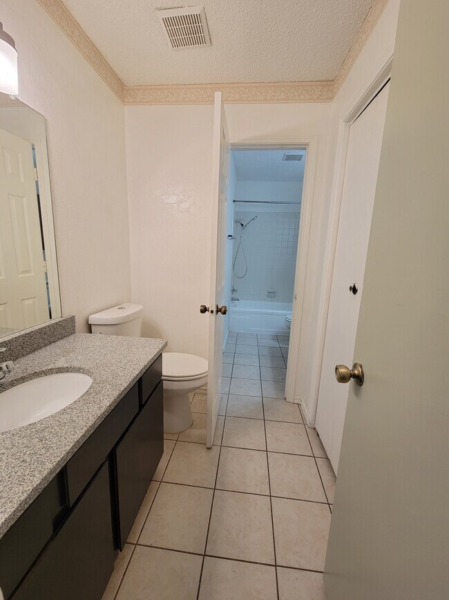 Foto del edificio - 604 Lost Springs Ct