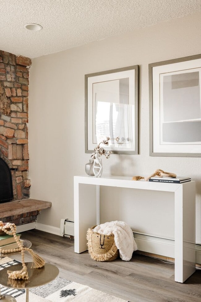Building Photo - Top-Floor 2BA, 1BA Cap Hill Condo with Par...