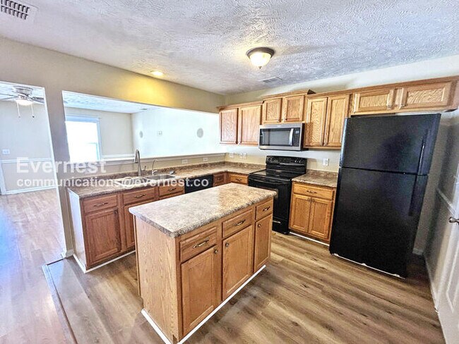 Building Photo - Get $500 OFF your first month’s rent when you sign your lease by 3/31. 2 Bed/2.5 Bath Condo with ...