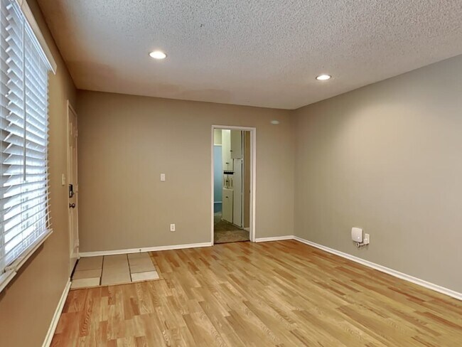 Building Photo - 490 Avignon Ct