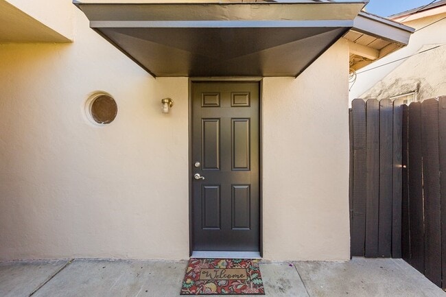 Building Photo - Nice 1 bedroom + Office Bungalow in Burbank