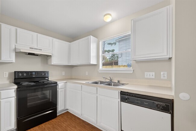 Foto del edificio - 16022 Old River Rd