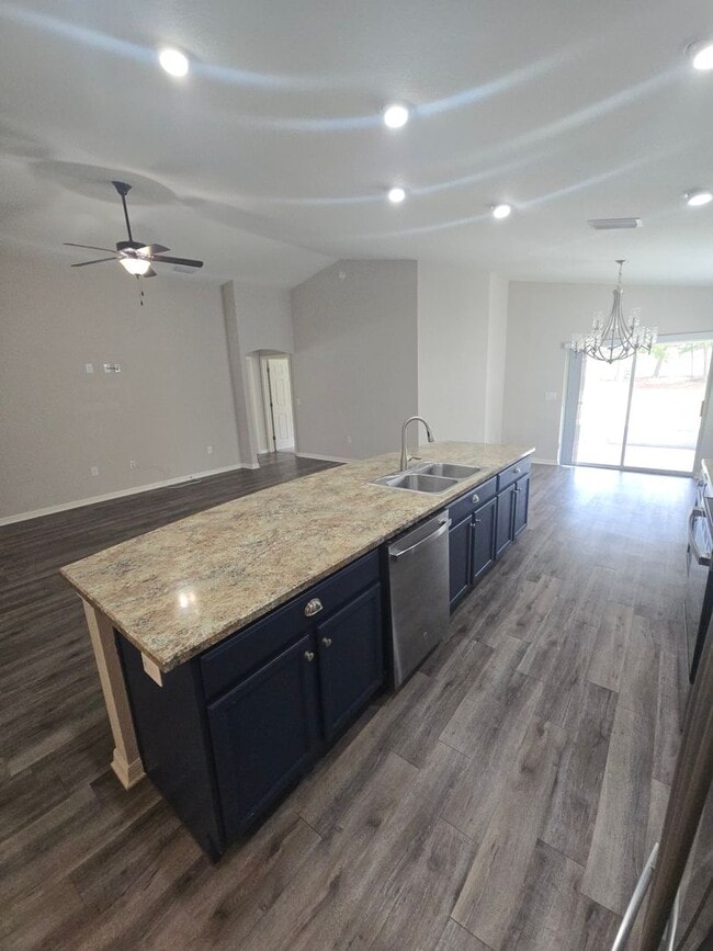 Building Photo - 4 bed 2 bath home