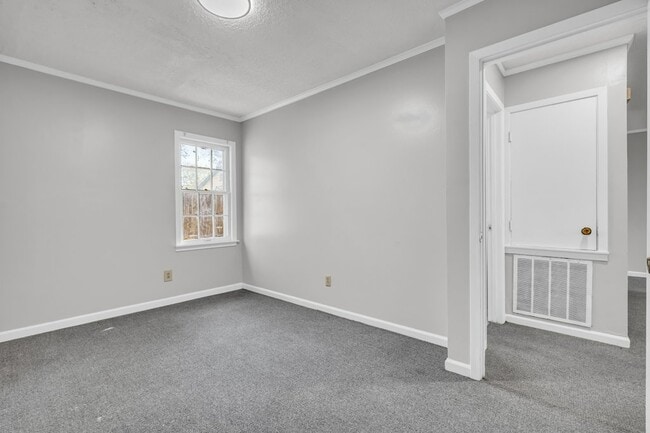 Building Photo - 417 E Jordan Ave