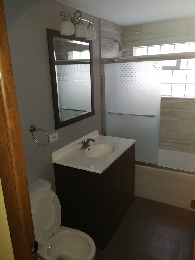 Foto del edificio - 5726 W Lawrence Ave