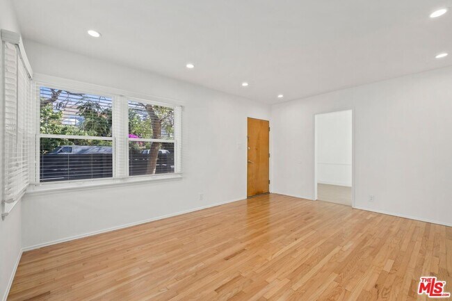 Building Photo - 219 3rd Ave