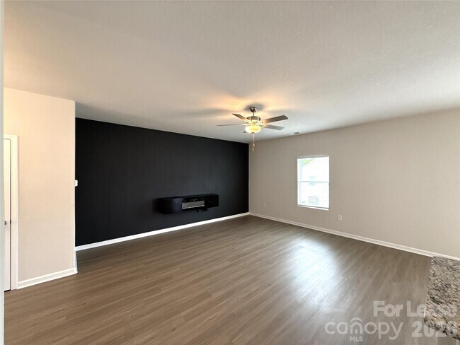 Foto del edificio - 6225 Lowe Ln