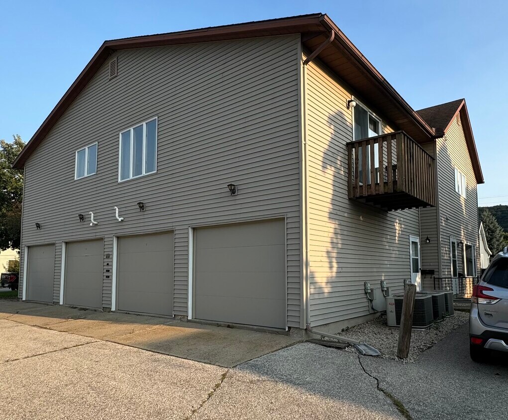 Attached garage & balcony - 287 Orrin St