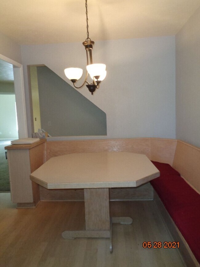 Building Photo - 2 BR/2 1/2 BA Townhouse in Gated Littleton...
