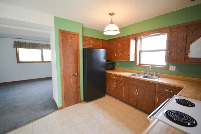 Foto del edificio - 3008-3010 18th Ave NW