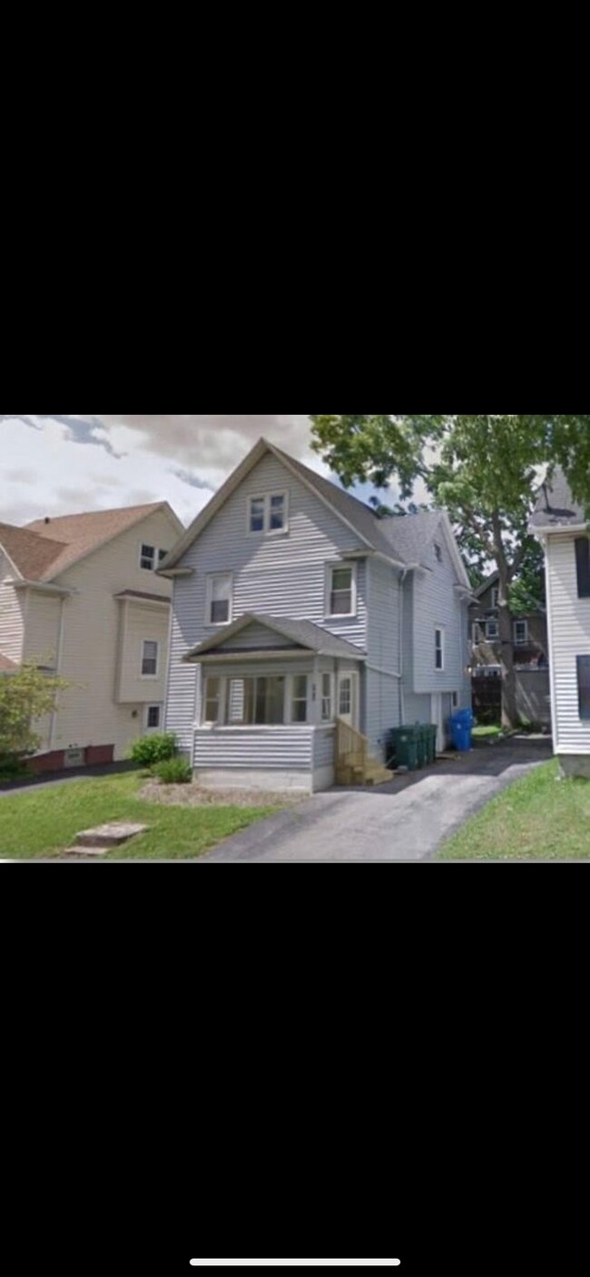 Building Photo - 174 Barton St