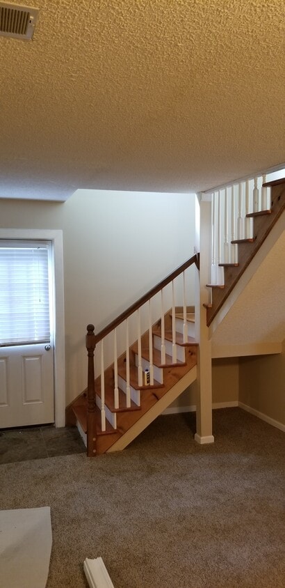 Building Photo - 220 Saxon Dr