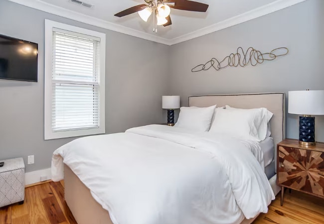 Building Photo - Charming 2 Bed, 2 Bath Home in Raleigh's Desirable Five Points – Fenced Yard & Prime Location