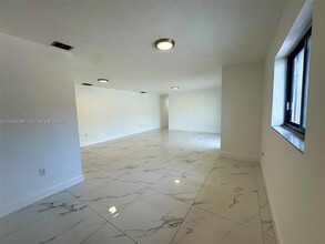 Building Photo - 1150 SE 9th Ave