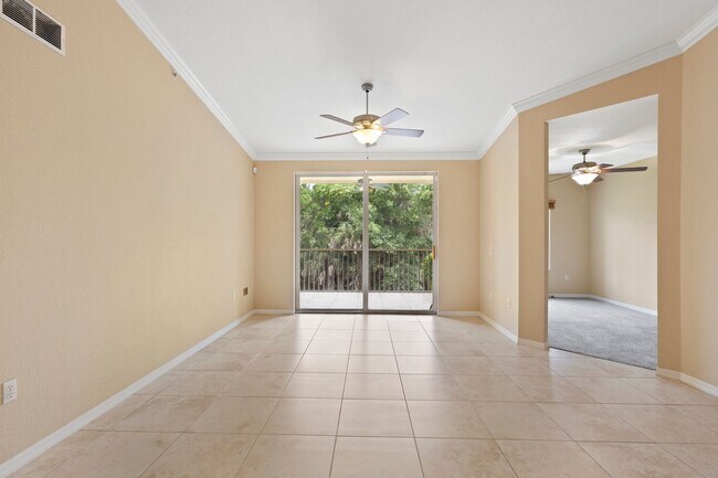 Building Photo - ANNUAL RENTAL - 3 BED + DEN / 2 BATH ATTAC...